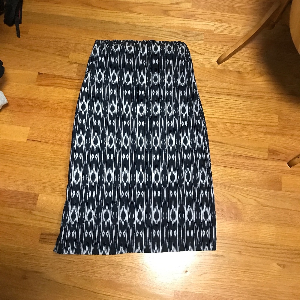 Athleta Navy and white sleeveless Mid length with pockets. swim material
